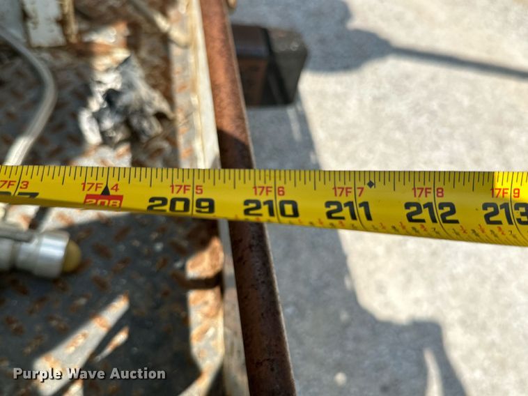 image for item MB9676 2002 International 4900  bucket truck