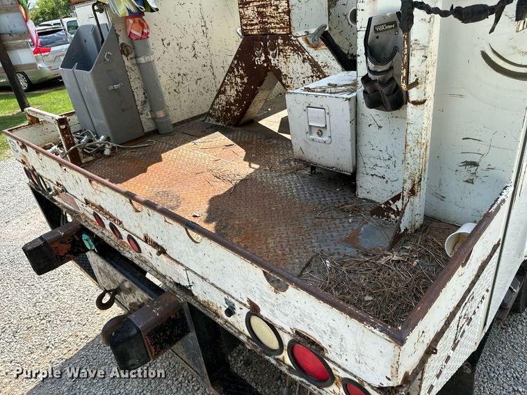 image for item MB9676 2002 International 4900  bucket truck