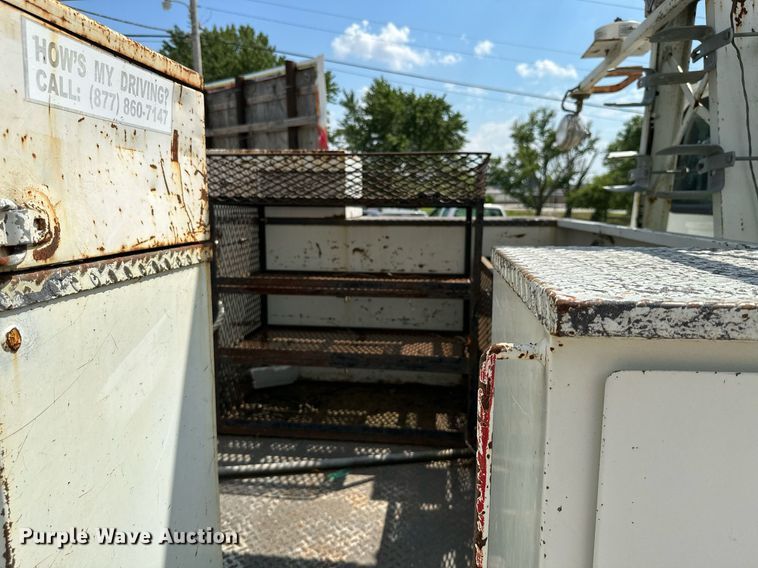 image for item MB9676 2002 International 4900  bucket truck