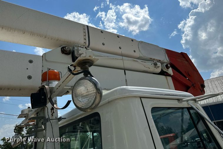 image for item MB9676 2002 International 4900  bucket truck
