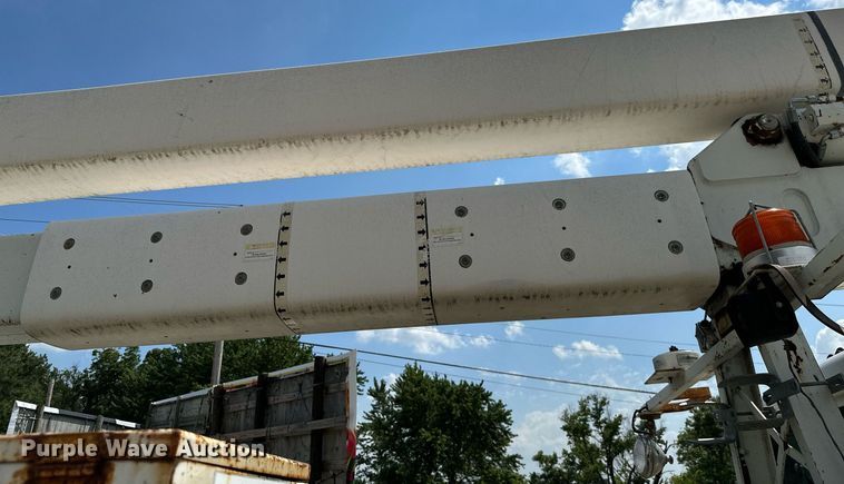 image for item MB9676 2002 International 4900  bucket truck