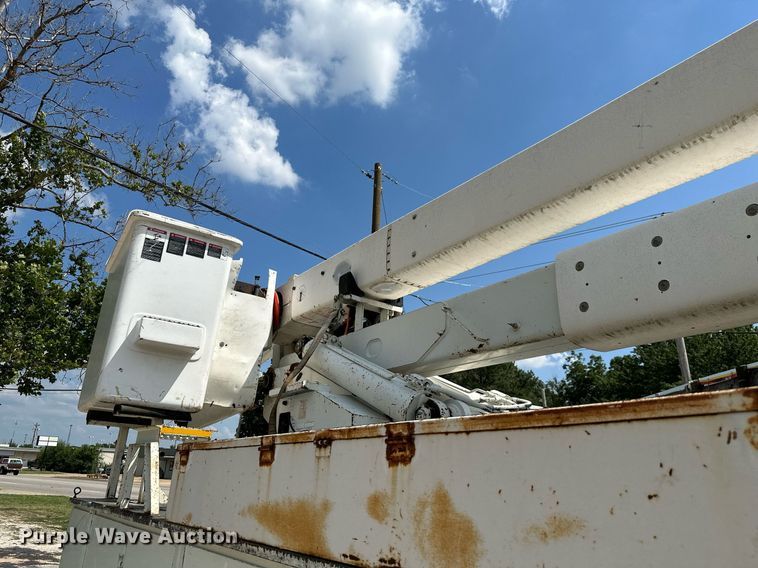 image for item MB9676 2002 International 4900  bucket truck