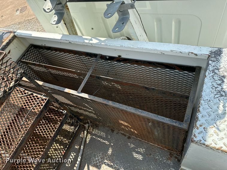 image for item MB9676 2002 International 4900  bucket truck