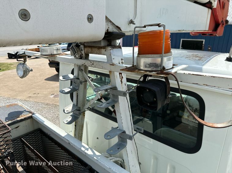 image for item MB9676 2002 International 4900  bucket truck