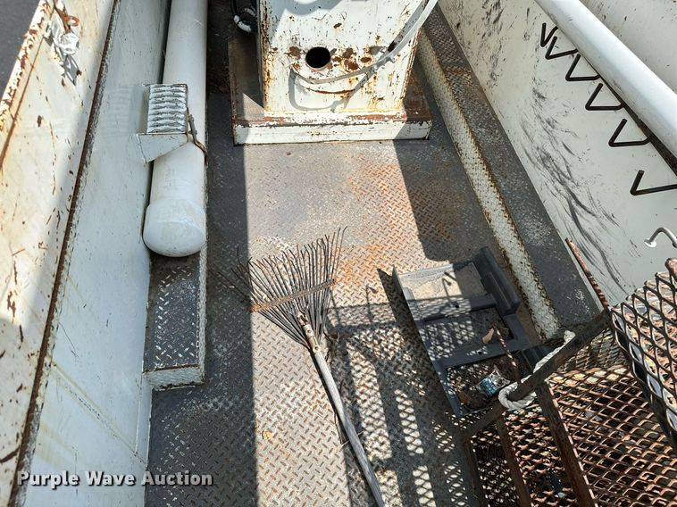 image for item MB9676 2002 International 4900  bucket truck