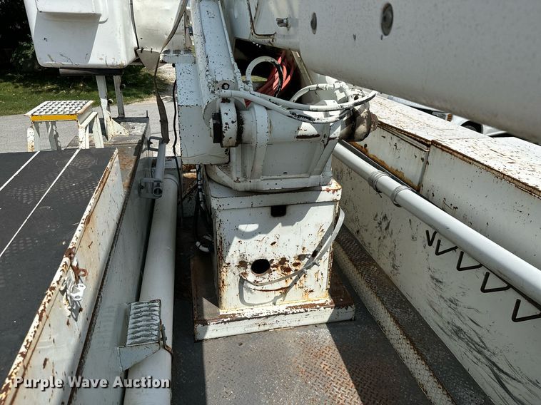 image for item MB9676 2002 International 4900  bucket truck