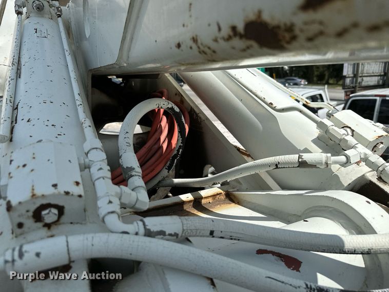 image for item MB9676 2002 International 4900  bucket truck