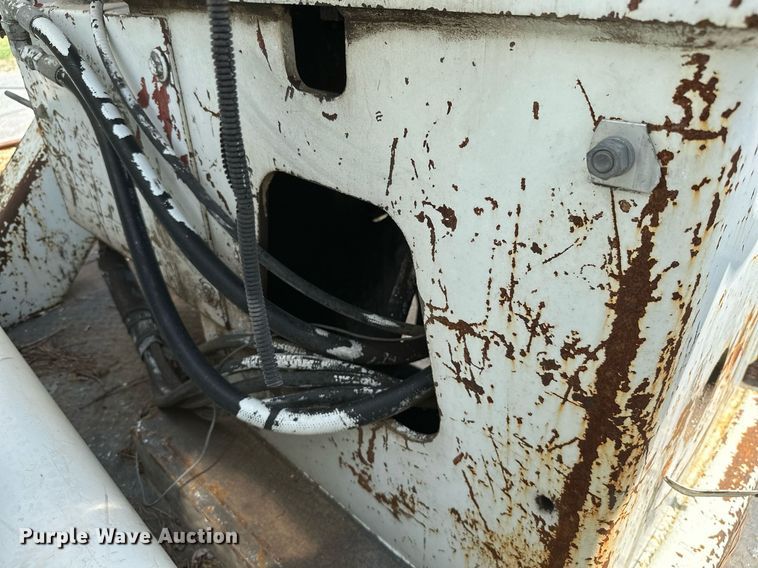 image for item MB9676 2002 International 4900  bucket truck