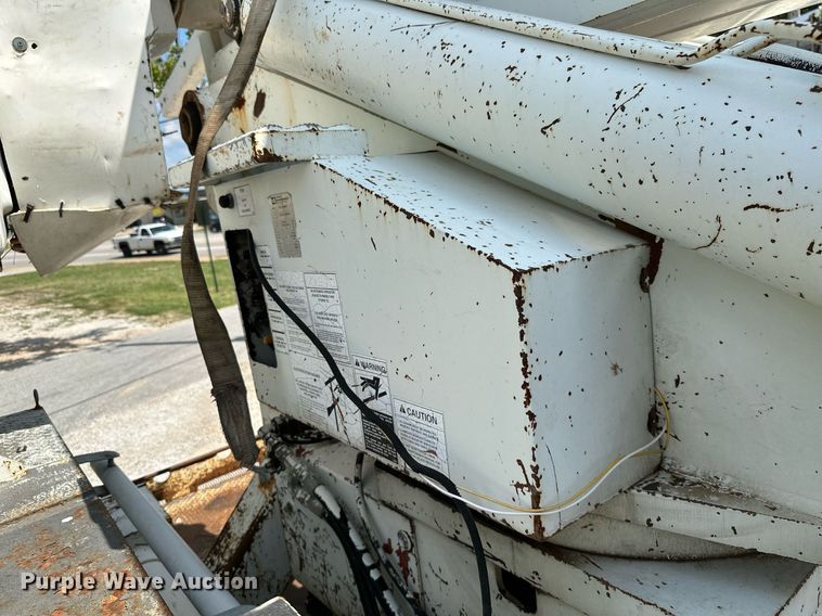 image for item MB9676 2002 International 4900  bucket truck