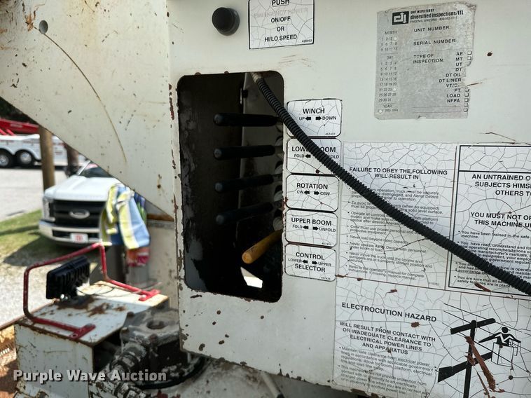 image for item MB9676 2002 International 4900  bucket truck