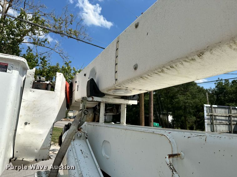 image for item MB9676 2002 International 4900  bucket truck