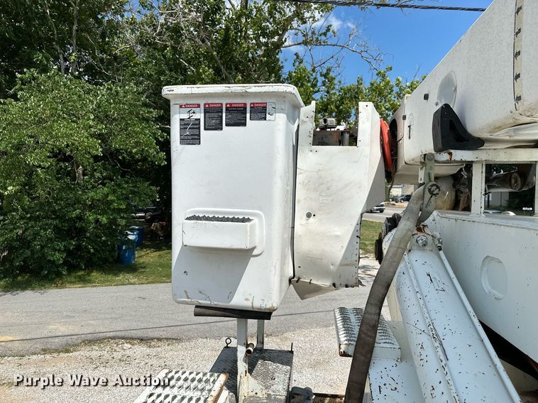 image for item MB9676 2002 International 4900  bucket truck