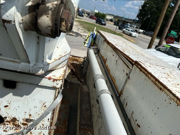 image for item MB9676 2002 International 4900  bucket truck