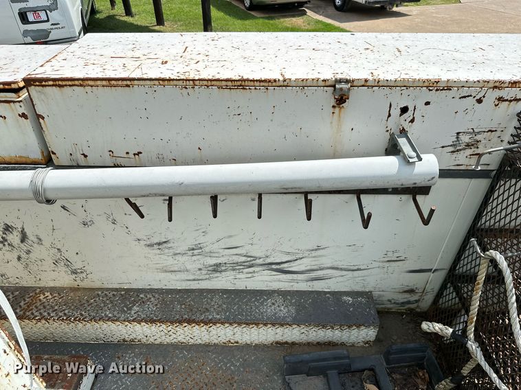 image for item MB9676 2002 International 4900  bucket truck