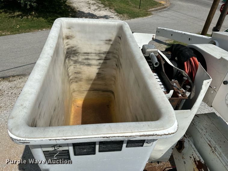 image for item MB9676 2002 International 4900  bucket truck