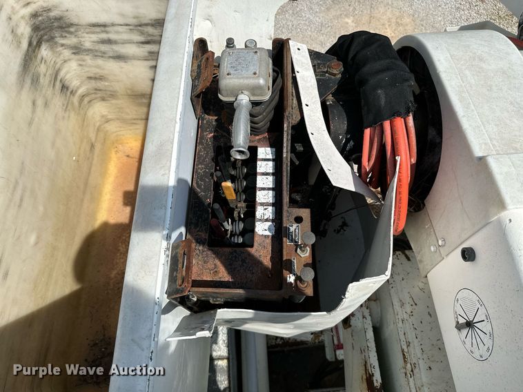 image for item MB9676 2002 International 4900  bucket truck