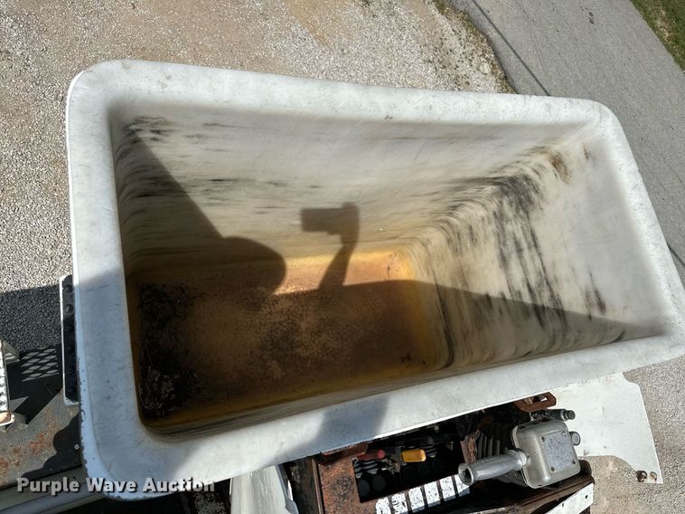 image for item MB9676 2002 International 4900  bucket truck