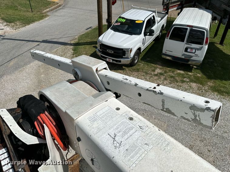 image for item MB9676 2002 International 4900  bucket truck