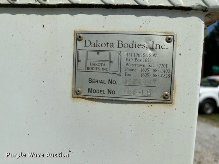 image for item MB9676 2002 International 4900  bucket truck