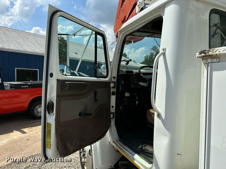 image for item MB9676 2002 International 4900  bucket truck