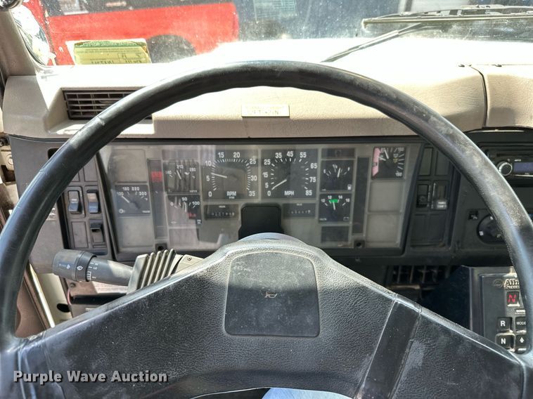 image for item MB9676 2002 International 4900  bucket truck