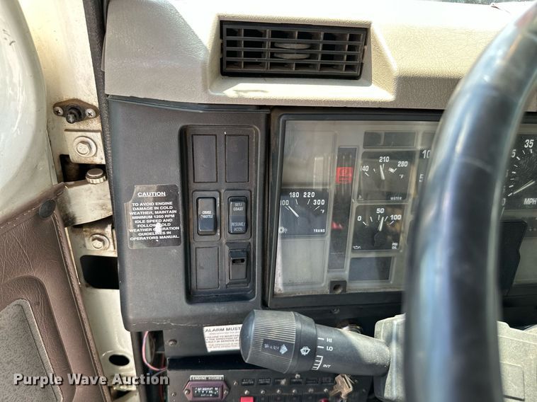 image for item MB9676 2002 International 4900  bucket truck