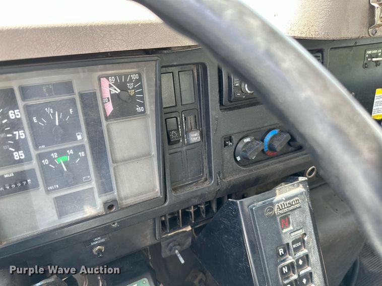 image for item MB9676 2002 International 4900  bucket truck