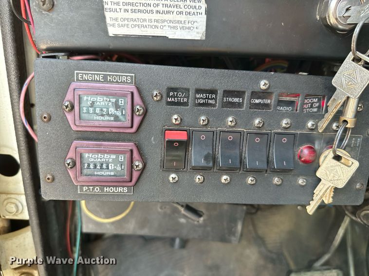 image for item MB9676 2002 International 4900  bucket truck