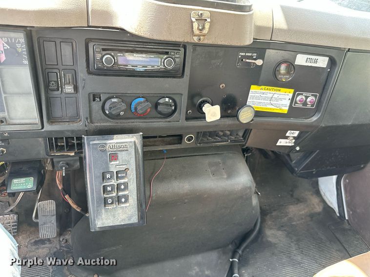 image for item MB9676 2002 International 4900  bucket truck