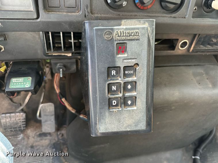 image for item MB9676 2002 International 4900  bucket truck