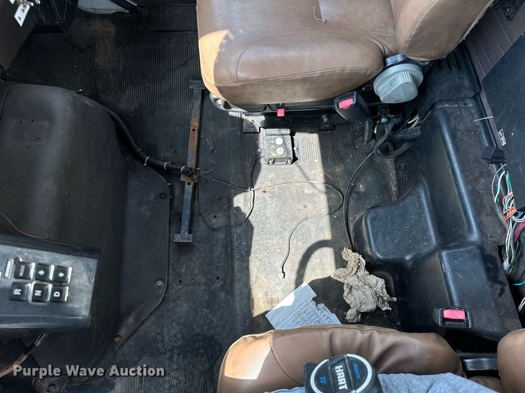 image for item MB9676 2002 International 4900  bucket truck