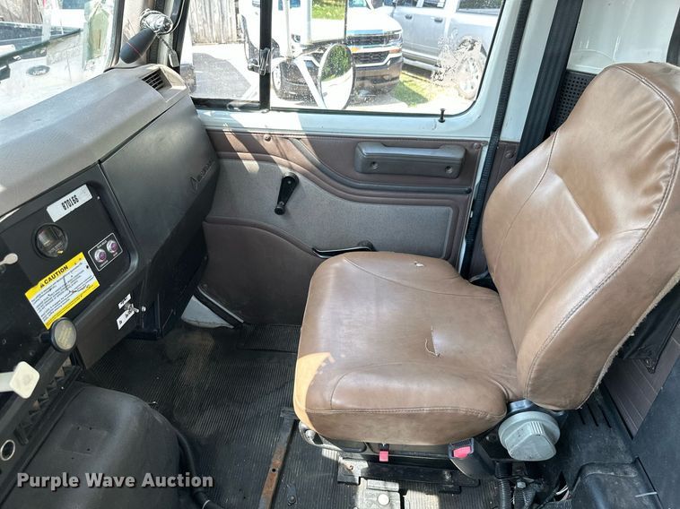 image for item MB9676 2002 International 4900  bucket truck