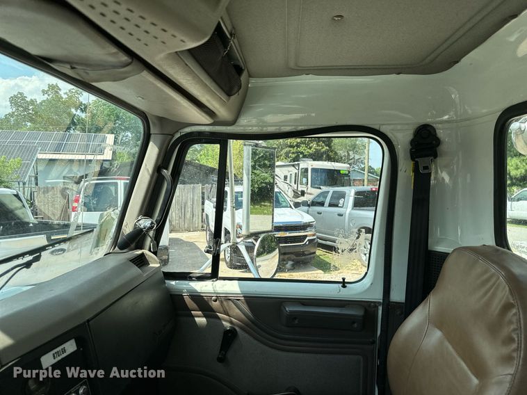 image for item MB9676 2002 International 4900  bucket truck