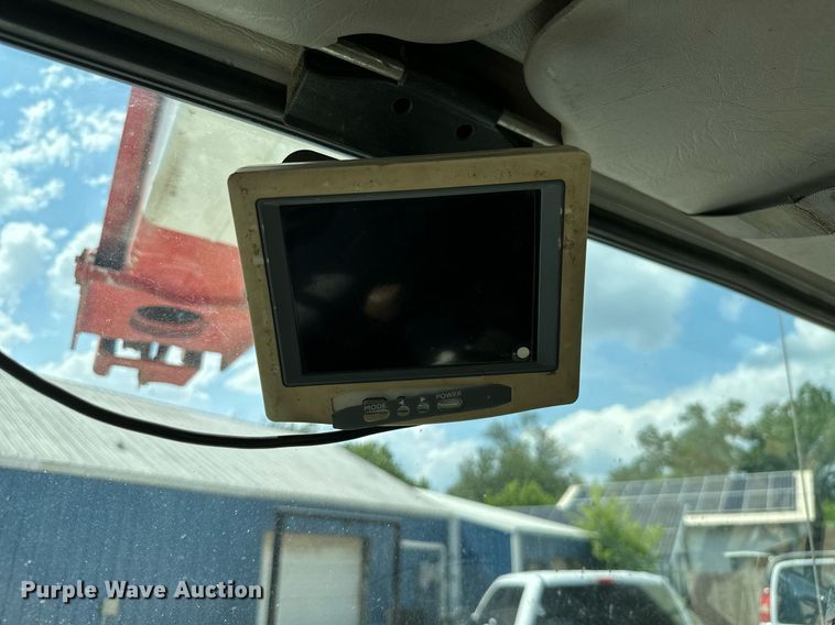 image for item MB9676 2002 International 4900  bucket truck