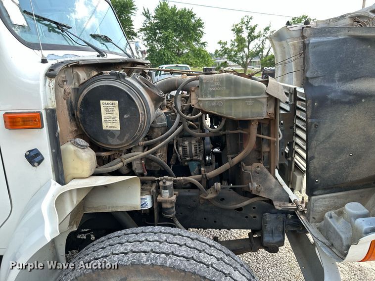 image for item MB9676 2002 International 4900  bucket truck