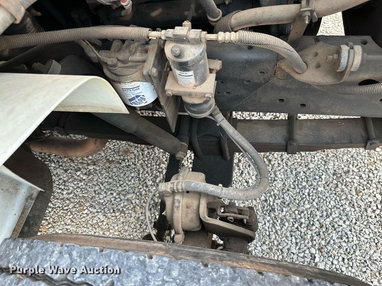 image for item MB9676 2002 International 4900  bucket truck