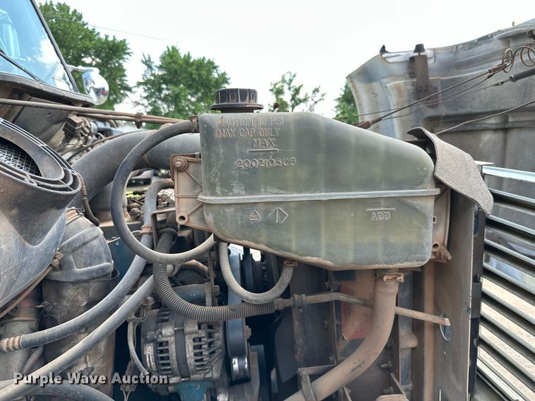 image for item MB9676 2002 International 4900  bucket truck