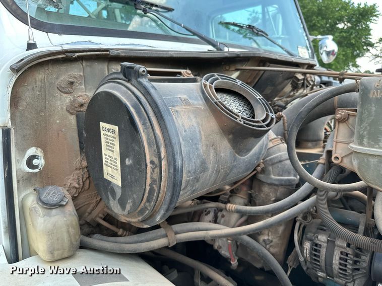 image for item MB9676 2002 International 4900  bucket truck