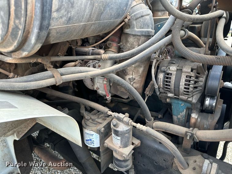 image for item MB9676 2002 International 4900  bucket truck