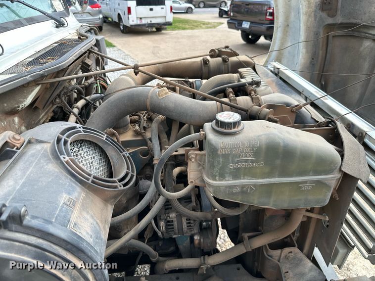 image for item MB9676 2002 International 4900  bucket truck