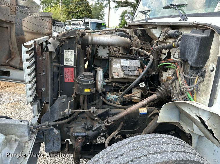 image for item MB9676 2002 International 4900  bucket truck