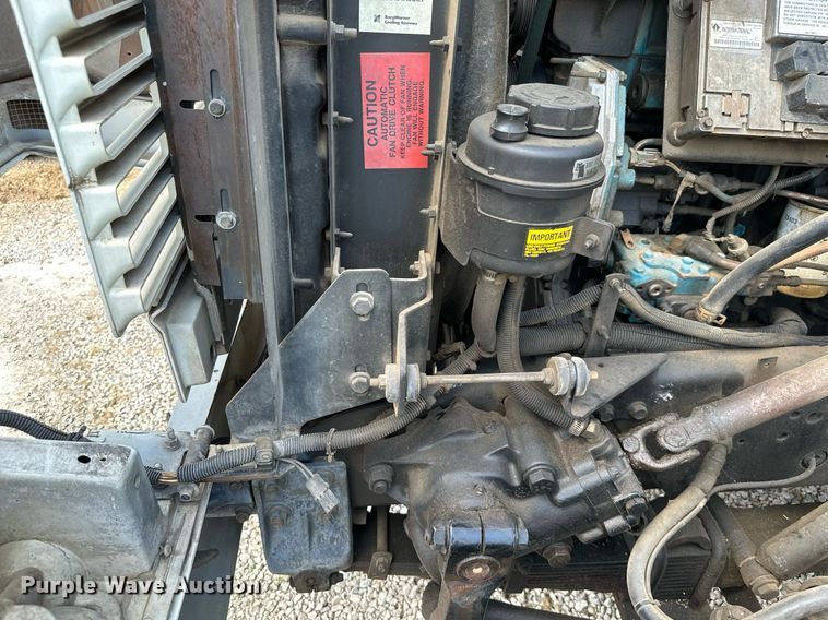 image for item MB9676 2002 International 4900  bucket truck