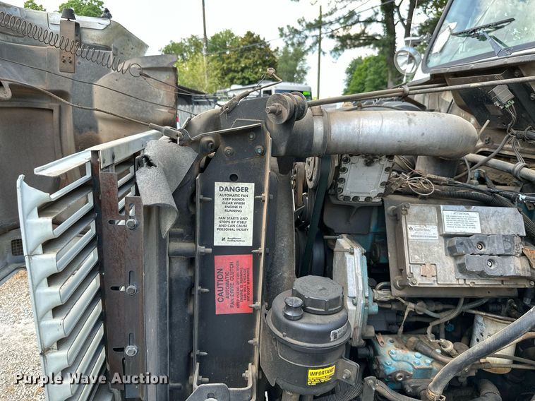 image for item MB9676 2002 International 4900  bucket truck