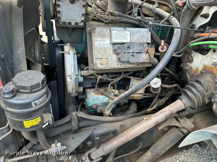 image for item MB9676 2002 International 4900  bucket truck