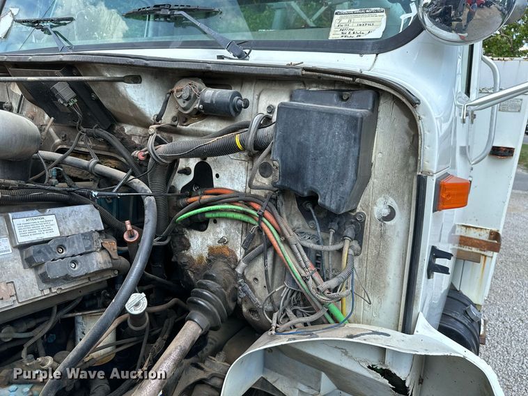 image for item MB9676 2002 International 4900  bucket truck