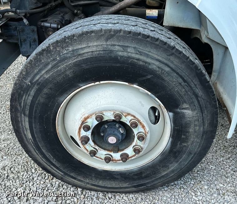 image for item MB9676 2002 International 4900  bucket truck