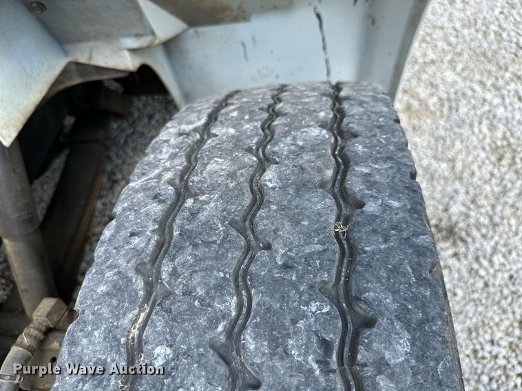 image for item MB9676 2002 International 4900  bucket truck