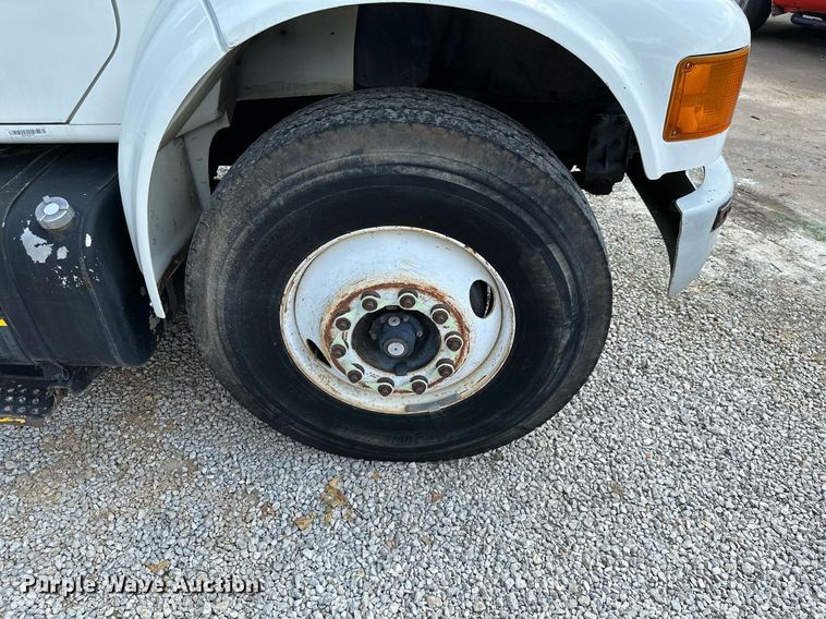 image for item MB9676 2002 International 4900  bucket truck