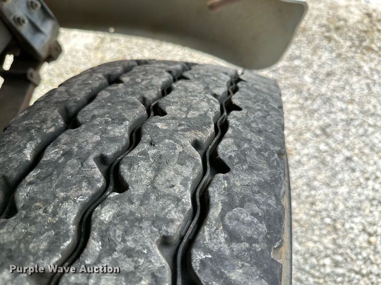 image for item MB9676 2002 International 4900  bucket truck