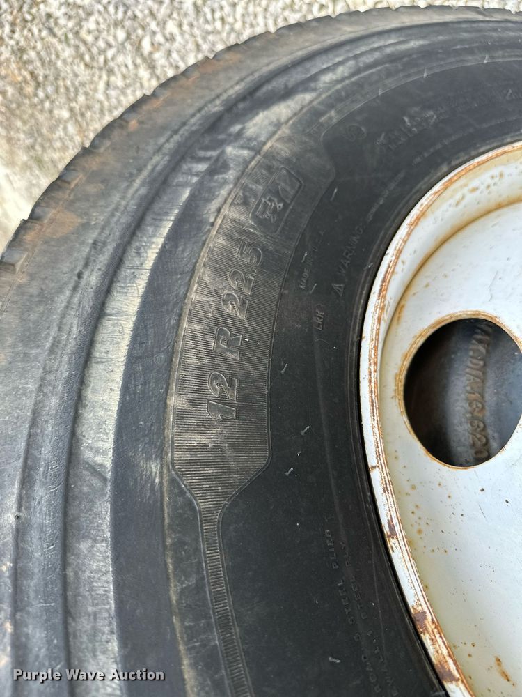 image for item MB9676 2002 International 4900  bucket truck